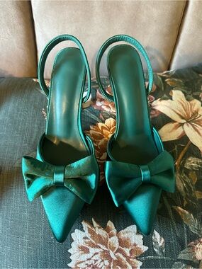 Emerald Green Bow Pointed-Toe Slingback Heels